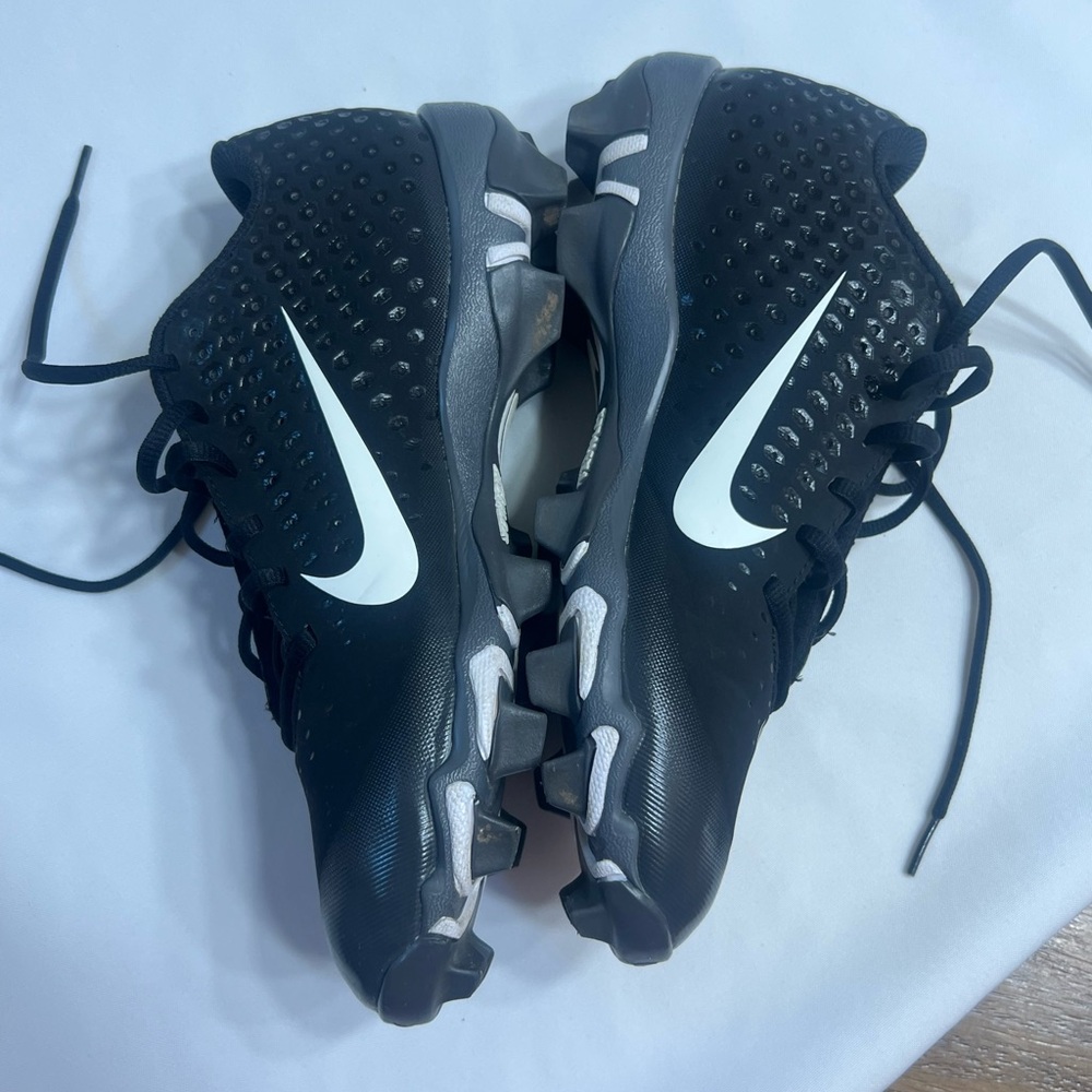 Nike fast flex Black and White Sports Cleats